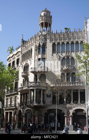 La Casa Lleó Morera est un bâtiment conçu par l'architecte moderniste Lluís Domènech i Montaner. Banque D'Images