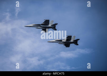 180421-N-YF227-290 OCÉAN PACIFIQUE (21 avril 2018) Un F/A-18E Super Hornet, gauche, attribué à la "grève" des Warhawks Fighter Squadron (VFA), 97 et un F/A-18F affecté à l 'Black Aces de Strike Fighter Squadron (VFA) 41, voler sur le porte-avions USS JOHN C. STENNIS (CVN 74). John C. Stennis est en cours la formation en préparation de son prochain déploiement prévu. (U.S. Photo par marine Spécialiste de la communication de masse de 3e classe William Ford/libérés) Banque D'Images