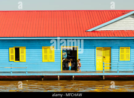 Des maisons flottantes sur le lac Tonle Sap, Cambodge Banque D'Images