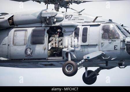 180421-N-YF227-041 OCÉAN PACIFIQUE (21 avril 2018) Naval Air Crewman 2e classe Jordan Hunter, affecté à la "mer des Chargers hélicoptère de combat de l'Escadron (HSC), 14 présentent une frappe sur une mer MH-60 Hawk tout en décollant du porte-avions USS JOHN C. STENNIS (CVN 74). John C. Stennis est en cours la formation en préparation de son prochain déploiement prévu. (U.S. Photo par marine Spécialiste de la communication de masse de 3e classe William Ford/libérés) Banque D'Images