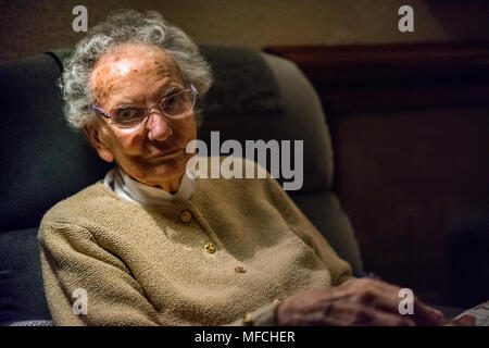 Close up d'un pensionné âgé de 97 femmes siégeant seul Banque D'Images