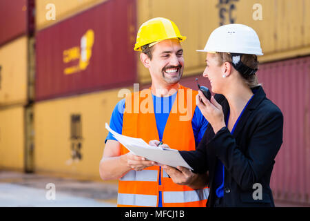 Les travailleurs dans l'entreprise de logistique des débats sur les documents Banque D'Images