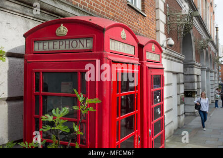 Deux de Sir Giles Gilbert Scott's iconic K6 téléphone rouge boîtes (toujours) sur Church Street, Kensington, London, W8, UK Banque D'Images