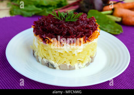 Salade avec des couches de légumes cuits et de poisson salé ('Hareng sous manteau de fourrure") Banque D'Images