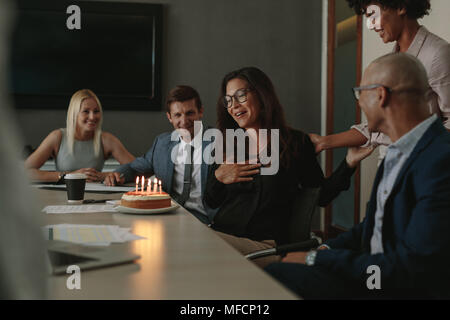 Les employés de bureau la célébration de l'anniversaire de collègue au cours d'une réunion dans la salle de conférence. La célébration de l'équipe entreprises collègues anniversaire in office Banque D'Images