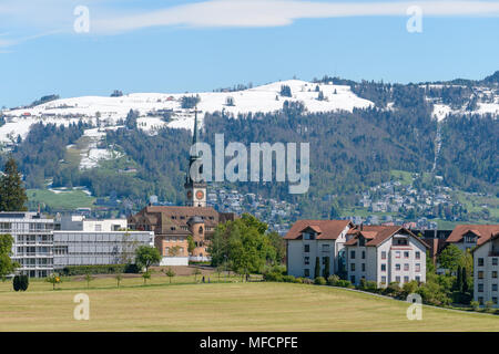 Printemps vue sur la colline de Rorhliberg Cham contre milou et Zug Ville Zugerberg Banque D'Images