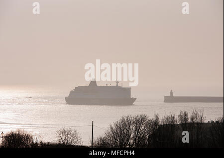 Le Roi des routes maritimes en provenance de la mer du Nord comme elle fume c'est du la rivière Tyne, à quai. Banque D'Images