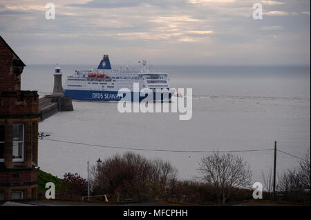 Le Roi des routes maritimes en provenance de la mer du Nord comme elle fume c'est du la rivière Tyne, à quai. Banque D'Images