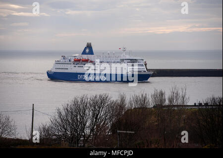 Le Roi des routes maritimes en provenance de la mer du Nord comme elle fume c'est du la rivière Tyne, à quai. Banque D'Images