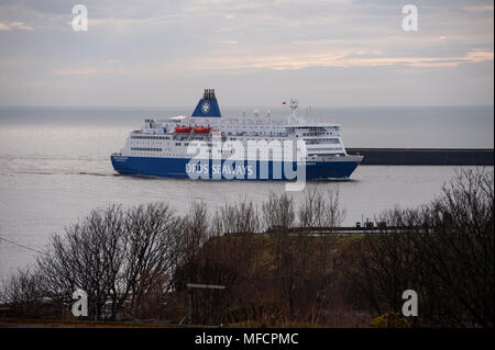 Le Roi des routes maritimes en provenance de la mer du Nord comme elle fume c'est du la rivière Tyne, à quai. Banque D'Images