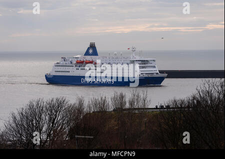 Le Roi des routes maritimes en provenance de la mer du Nord comme elle fume c'est du la rivière Tyne, à quai. Banque D'Images