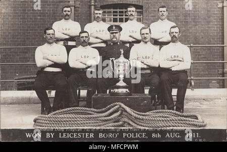 Véritable Carte postale photographique de la police de l'Arrondissement de Leicester remorqueur de la guerre, les gagnants de l'équipe 8 Août 1911 Banque D'Images