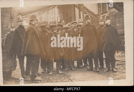 Véritable Carte postale photographique de la police et des travailleurs des mines de charbon Charbon gallois pendant la grève. Banque D'Images