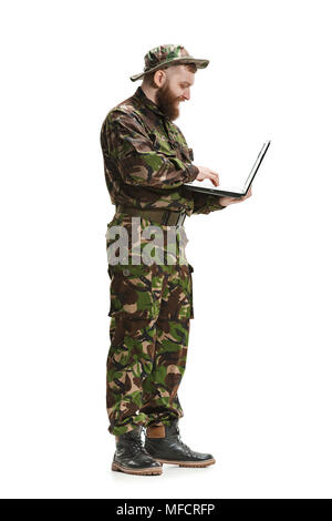 Jeune soldat de l'armée portant des uniformes de camouflage isolated on white Banque D'Images