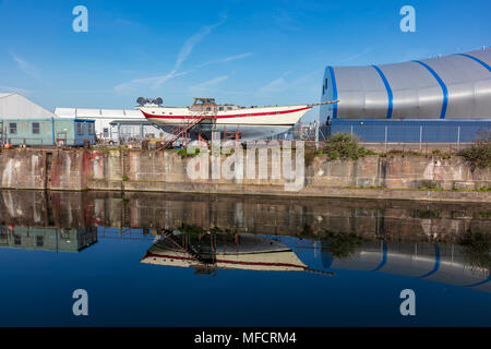 Vue sur un quai dans la baie de Cardiff, dans le monde des bateaux et de l'expérience de médecin qui maintenant fermée, Docks de Cardiff, Pays de Galles, Royaume-Uni Banque D'Images