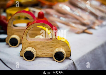 Voiture en bois coloré jouet vintage pour être traîné par thread. Banque D'Images