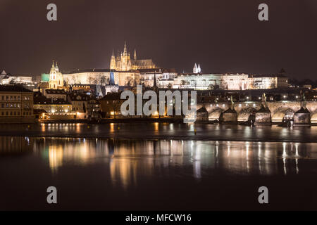 Superbe vue de nuit sur le château de Prague et le célèbre pont Charles sur la Vltava à Prague, République tchèque capitale. Banque D'Images