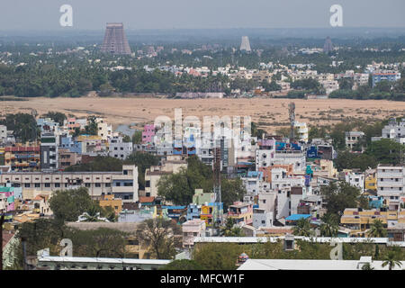 Vue sur la ville de Bangalore dans l'Etat du Tamil Nadu, en Inde, en regardant vers l'ancienne Ranganathaswamy temple complexe à travers le Kaveri une rivière asséchée Banque D'Images