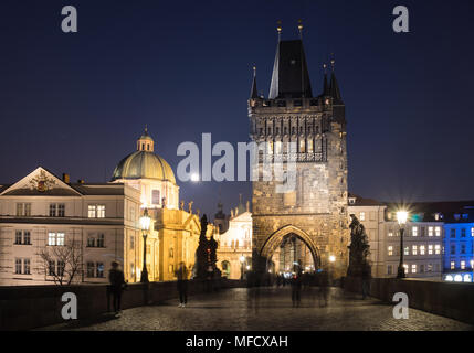 Vue de nuit de la tour du pont de la vieille ville sur le pont Charles de nuit à Prague, République Tchèque Banque D'Images