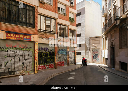 Scène de rue avec un motard dans le Barrio del Carmen, Valencia, Espagne. Banque D'Images