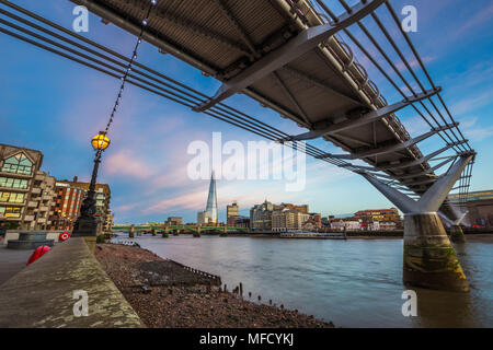 Londres, Angleterre - magnifique coucher de scène à Millennium Bridge avec le célèbre gratte-ciel et Southwark Bridge en arrière-plan Banque D'Images