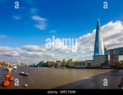 Londres, Angleterre - Le Shard, plus haut gratte-ciel de Londres avec l'emblématique Tower Bridge en arrière-plan sur un après-midi ensoleillé avec ciel bleu et nuages Banque D'Images