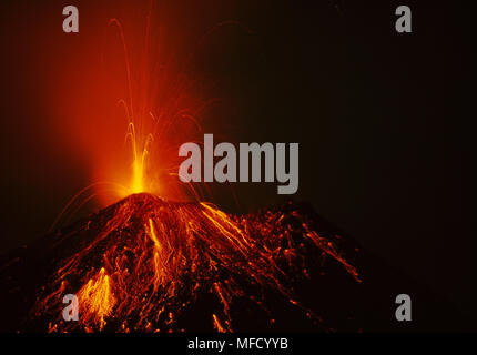 Éruption du volcan Arenal dans la nuit au Costa Rica, Amérique Centrale Banque D'Images
