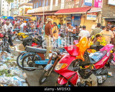 Port Louis, Maurice - le 23 décembre 2009 : scène de rue avec des gens de l'île Maurice à l'extérieur de la rue du marché, à Port Louis, la capitale de l'île Maurice Banque D'Images