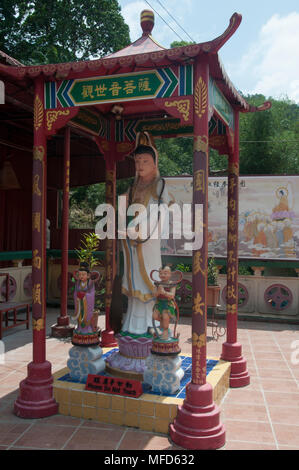 Effigie de la Déesse de la miséricorde à Kun Yam temple chinois (1868), Sandakan, Sabah, Bornéo Malaisien Banque D'Images