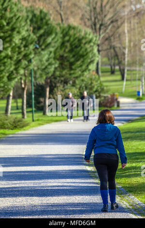 Vila Nova de Famalicão. Femme mature pour aller marcher dans un Parque da Devesa parc urbain. Construit à proximité du centre de la ville. Banque D'Images