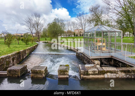 Vila Nova de Famalicão, Portugal - 31 mars 2018 : ruines d'un ancien moulin à eau en Pelhe river et de l'éducation de l'installation. Parque da Devesa Parc Urbain Banque D'Images