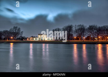 Mémorial de guerre de Nottingham la nuit, réfléchissant sur la rivière Trent Banque D'Images