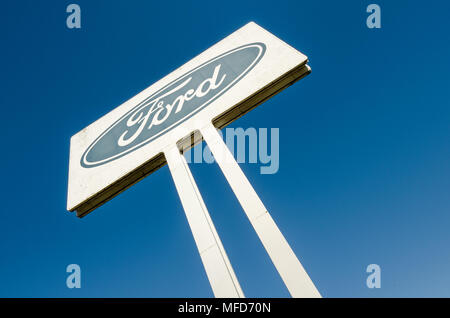 Affiche à l'extérieur de Ford Ford voiture usine désaffectée du moteur, Norlane, Geelong, Victoria, Australie Banque D'Images