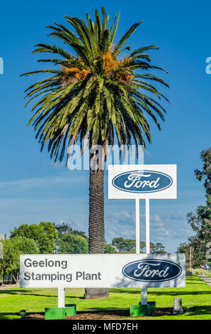 Affiche à l'extérieur de Ford Ford voiture usine désaffectée du moteur, Norlane, Geelong, Victoria, Australie Banque D'Images