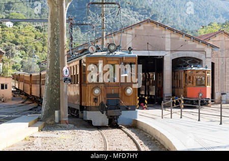 Soller, Majorque, Espagne. Avril 2018. Electric locomotive tirant train de Palma arrive à Soller Banque D'Images