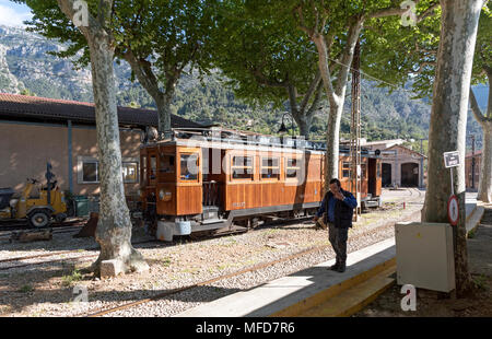 Soller, Majorque, Espagne. Avril 2018. Employé des chemins de fer et un train dans le dépôt à Soller Banque D'Images