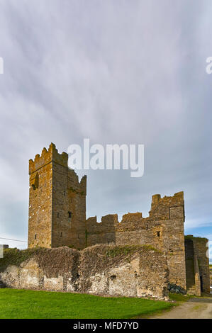 Le 15e siècle Slade Castle dans le village irlandais de Slade est un Monument National un exemple bien préservé d'un petit château irlandais. Le comté de Wexford, Banque D'Images