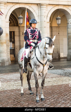 Madrid, Espagne - 11 mars 2015 : Canada ligne militaire jusqu'à l'avance d'un défilé officiel dans la région de Plaza Mayor, Madrid. Banque D'Images