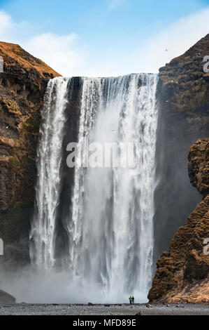L'Islande, Skógar. Cascade Skógafoss est l'une des plus grandes dans le pays, avec un pic de 60 m (200 ft) Banque D'Images
