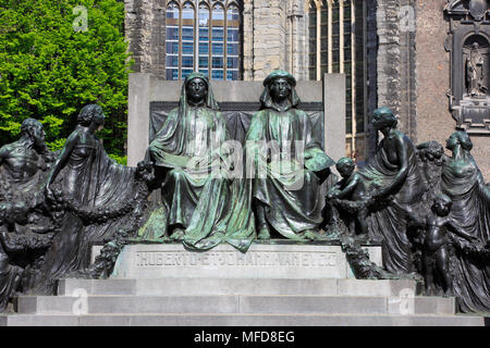 Monument aux peintres flamand Jan van Eyck (1390 - 9 juillet 1441) et Hubert van Eyck (ch. 1385-90 - 18 septembre 1426) à Gand, Belgique Banque D'Images