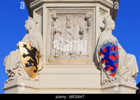 Close-up of a 2 femmes tenant un bouclier avec les armoiries de la ville de Gand (à gauche) et Bruges (à droite) à le marché du vendredi à Gand, Belgique Banque D'Images