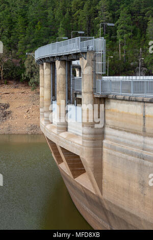 Le mur de barrage déversoir à Mont Bold Réservoir situé au sud de l'Australie le 25 Kangarilla Avril 2018 Banque D'Images