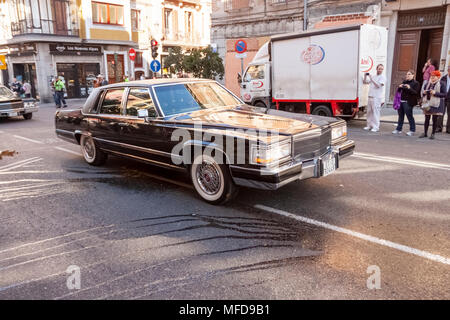 Madrid/Espagne - Mars, 2015 : un brillant Cadillac durs dans les rues de Madrid pour une journée de printemps ensoleillée. Banque D'Images