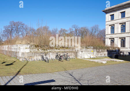 Ce qui semble être les restes d'un bunker où il était plus facile d'enterrer de démolir à côté de l'Fuhrerbau, Fuhrer's building, Munich, Banque D'Images