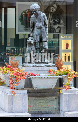 Statue de Nello & Patrasche du roman 1872 par Marie Louise de la Ramée nommé'un chien des Flandres" à Anvers, Belgique Banque D'Images