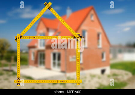 Nouvelle maison construite en construction avec verge symbolique Banque D'Images