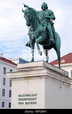 Statue équestre en bronze de Maximilien, Churfurst von Bayern, sculptée par Bertel Thorvaldson, dans les Wittelsbacherplatz, Munich Banque D'Images