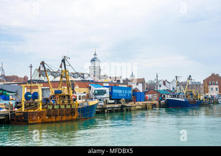 Les chalutiers de pêche 'Morning Star' et 'offrir Star' amarré contre le mur du port de Portsmouth, Royaume-Uni. Banque D'Images