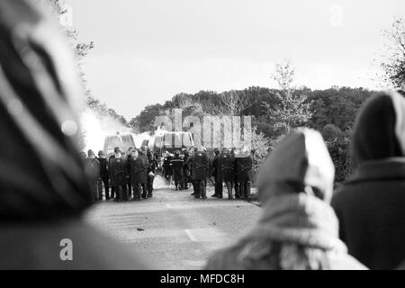 Des manifestants et la police s'affrontent au cours de manifestations rurales. Notre Dame des Landes, Nantes, Le Nord de la France Banque D'Images