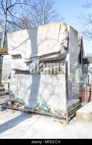 Paris, France - 23 mars 2015 : dans le cimetière du Père Lachaise à Paris se trouve le mausolée de l'écrivain Oscar Wilde entouré de vitres. Banque D'Images